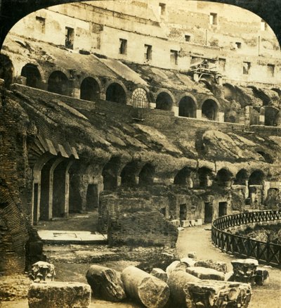 罗马斗兽场的内部，罗马，意大利，c1909。 作者 乔治·罗斯