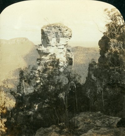 孤儿和印度人面的岩石...澳大利亚新南威尔士州蓝山，1909年。 作者 乔治·罗斯