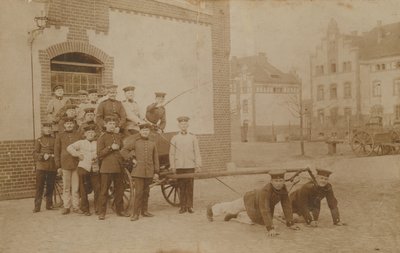 德国士兵拉着（枪？明信片寄于 1913 年。 作者 德国摄影师