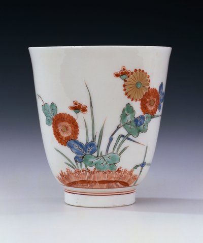涂有菊花和草的Bottger Kakiemon喇叭形烧杯，约1725年 作者 德国学校
