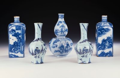 精选的中式法兰克福青花瓷，包括两个法兰克福青花瓷烧瓶，一对法兰克福八角形艳艳花瓶和一个法兰克福青花双葫芦花瓶，约1700-10年（陶瓷） 作者 德国学校