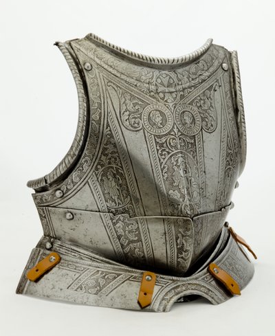 带现代装饰的胸甲，约1550年（蚀刻钢，镀金痕迹和现代皮革的痕迹） 作者 德国学校