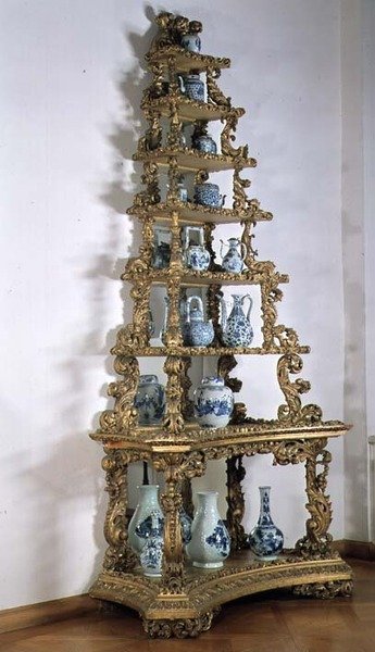 蓝色和白色chinoiserie瓷的汇集在金字塔立场，德语，giltwood，18世纪初 作者 German School