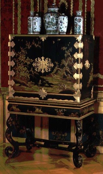 书架上的装饰柜，归功于杰拉德·达格利（Gerard Dagly），柏林漆器大师，着名的东方抄写员，c.1700（黑色和金色漆） 作者 德国学校