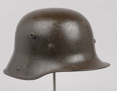 German steel helmet or Stahlhelm, c.1916 (helmet) 作者 德国学校