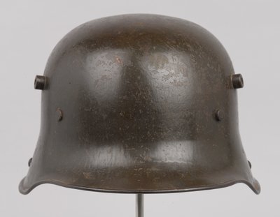 德国钢盔或“钢盔”，c.1916（头盔） 作者 德国学校