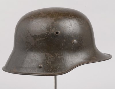 德国钢盔或“钢盔”，c.1916（头盔） 作者 德国学校