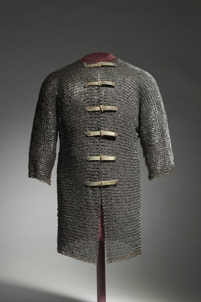 Hauberk，约1400-1450年（钢和铜环，用现代扣子和带子铆接）。 作者 德国学校