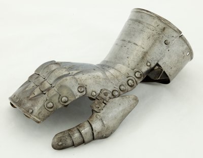左手套，约1490-1510，恢复了19世纪（钢和皮革） 作者 德国学校