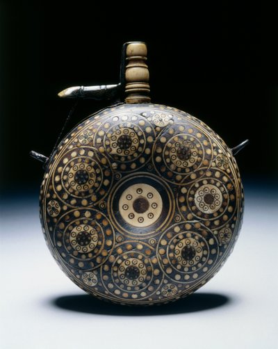 粉瓶，约1620-50（胡桃木，带角，骨头，黄铜和铁） 作者 德国学校