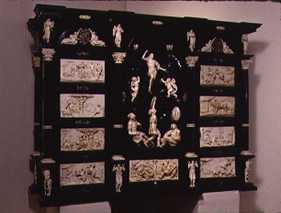 南德国艺术馆，装饰有雕刻的人物和斑块，1690年（乌木和象牙） 作者 German School