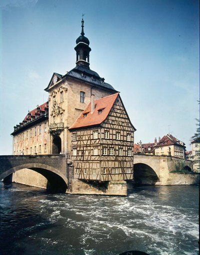 Altes Rathaus酒店的建筑始建于1453年，由JM Kuchel于1744年至1956年重建 作者 德国学校