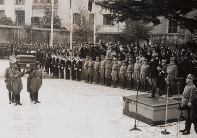 Benito Mussolini presides over a state funeral of a Garibaldi soldier (b/w photo) 作者 贾科梅利贾科梅利