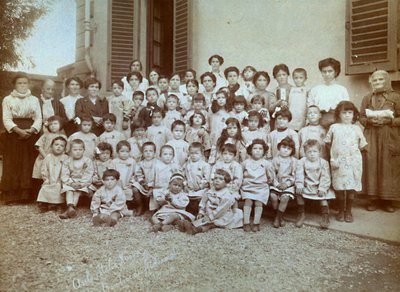 1915年9月20日，预备役军人在 "新意大利 "学前班的孩子（黑白照片）。 作者 贾科莫·布罗吉（Giacomo Brogi）