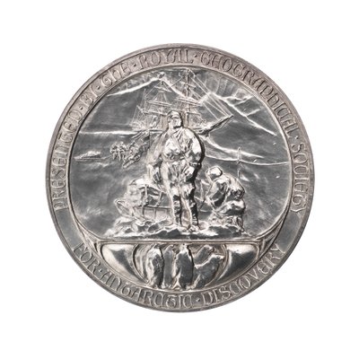 皇家地理学会奖章：斯科特的南极探险，1902-1904 年，约 1904 年（银质） 作者 吉尔伯特·贝叶斯