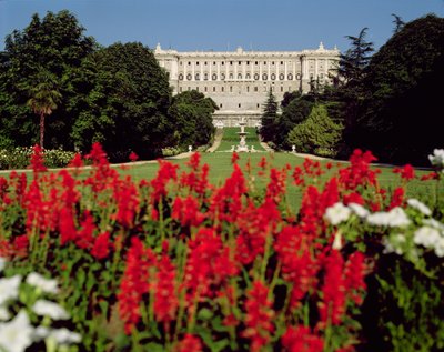 Palacio Real来自花园，始于1738年 作者 乔凡尼·巴蒂斯塔·萨切蒂