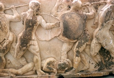 战胜Patroclus的尸体，来自Siphnian Treasury的楣，公元前550年（大理石） 作者 希腊文