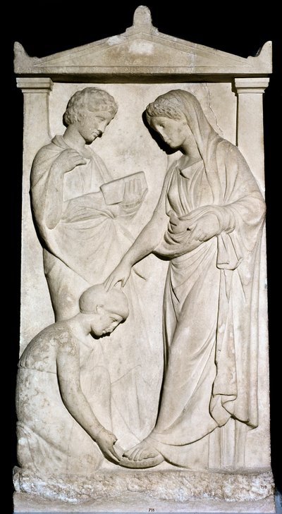 Greek Art: “” A maid helps her mistress remove her sandal”” Marble relief stockings from the 4th century BC. Athenes, National Archaeological Museum 作者 希腊文