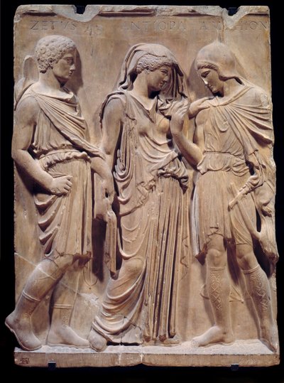 希腊古董：爱马仕准备带回地狱的奥尔菲与欧律狄刻的告别。 给出 Zethus、Antiope 和 Amphion 名字的铭文可以追溯到文艺复兴时期。 低大理石浮雕。 公元前 480-323 年。 Sun 1,2 m 巴黎，卢浮宫 作者 希腊文