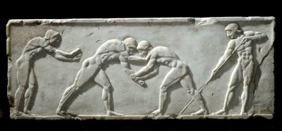 希腊艺术：在战斗中代表摔跤手的 kouros 基地。 大理石浮雕丝袜，公元前 510-500 年 - 雅典娜考古博物馆 - 格斗摔跤手 - 库罗斯雕塑的大理石浮雕，公元前 510-500 年 - 雅典国家考古博物馆 作者 希腊文