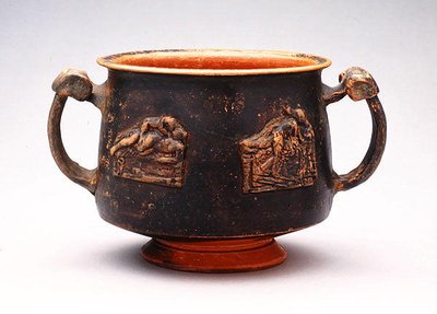 带浮雕的Kantharos，发现于佩加蒙，约公元前100年（陶瓷）。 作者 希腊文