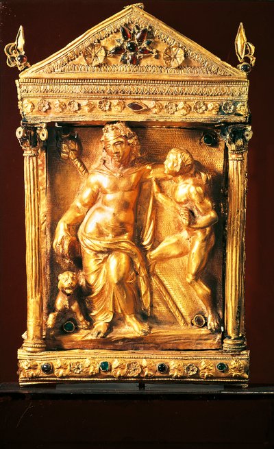 Naiskos with Dionysus 醉酒和色狼，希腊风格的小型寺庙，带有石榴石和绿宝石，来自色萨利，公元前 2 世纪（金） 作者 希腊文