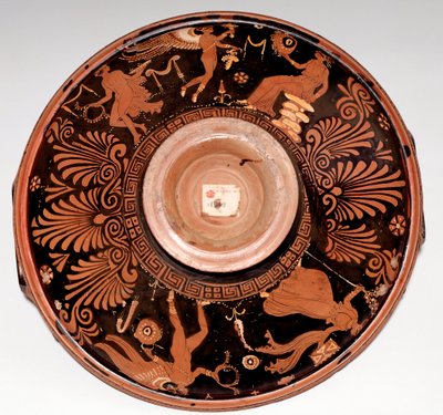 Patera with maenad and Eros (terracotta, 325-300 BC) 作者 希腊文