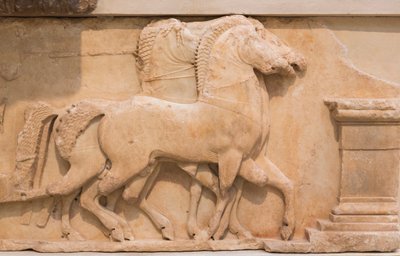四匹马（quadriga）拉着一辆战车，来自西弗尼人财库的南侧壁画，约建于公元前530-480年（大理石）。 作者 希腊文