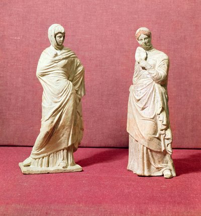 站立妇女的两个雕象，从Tanagra，公元前350年 作者 希腊学派