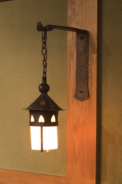 一对壁式烛台，约1904-1913年（铜和玻璃） 作者 古斯塔夫·斯蒂克利