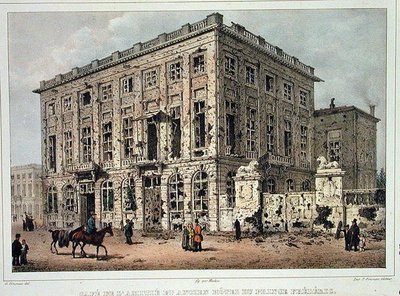 布鲁塞尔的阿米蒂咖啡馆和老弗雷德里克王子酒店，1830年9月23日至26日的战斗之后，由让-巴蒂斯特-马杜（1796-1877）雕刻（彩色版画）。 作者 古斯塔夫·阿道夫（后）西蒙诺