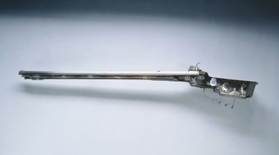 轮锁猎枪，17世纪中叶（钢制，清漆木制（胡桃木）枪托，饰有镶嵌银丝和贴花）。 作者 Hans Schmidt