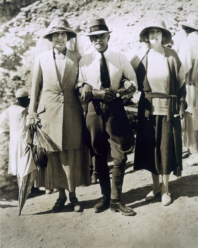 从左到右：萨默利顿夫人、沃森帕夏上校和阁下。 亚历山大夫人在帝王谷图坦卡蒙墓 作者 哈里·伯顿