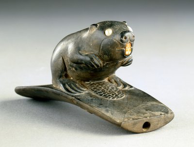 海狸肖像平台管，100 BC-200 AD（pipestone，pearl＆bone） 作者 哈瓦那合和文化