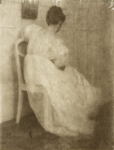 玛丽华纳在白色椅子上，c.1910（重铬酸锌胶印刷） 作者 海因里希·库恩