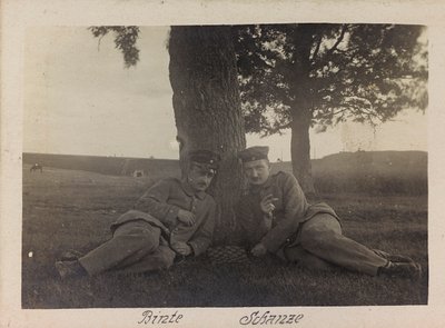 第一次世界大战：1914-1916年，乌克兰在德军入侵期间。两名士兵在放松的时刻（黑白照片）。 作者 英雄公墓Dsessentniki（At ..至）