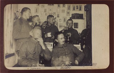 第一次世界大战：1914-1916年，乌克兰在德军入侵期间。休息时的一群士兵（黑白照片）。 作者 英雄公墓Dsessentniki（At ..至）