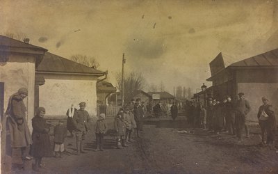 第一次世界大战：1914-1916年，乌克兰在德军入侵期间。在一个城市的街道上的军人和平民（黑白照片）。 作者 英雄公墓Dsessentniki（At ..至）