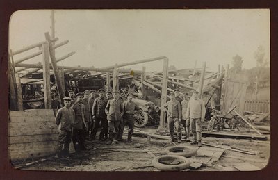 第一次世界大战：1914-1916年乌克兰在德军入侵期间。士兵群（黑白照片 作者 英雄公墓Dsessentniki（At ..至）