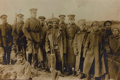 第一次世界大战：1914-1916年乌克兰在德军入侵期间。士兵群（黑白照片 作者 英雄公墓Dsessentniki（At ..至）