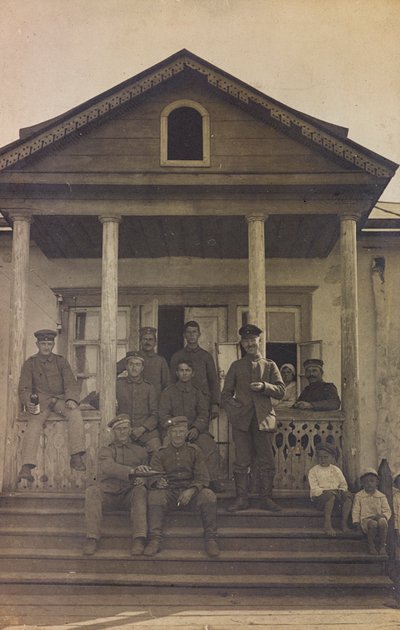 第一次世界大战：1914-1916 年德国军队入侵期间的“乌克兰”。 一栋房子前台阶上的一群士兵（黑白照片） 作者 英雄公墓Dsessentniki（At ..至）