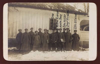 第一次世界大战：1914-1916 年德国军队入侵期间的“乌克兰”。 一群士兵（黑白照片） 作者 英雄公墓Dsessentniki（At ..至）