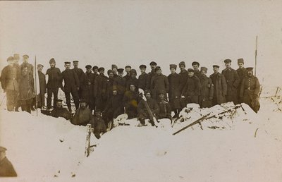 第一次世界大战：1914-1916年乌克兰在德军入侵期间。士兵群（黑白照片 作者 英雄公墓Dsessentniki（At ..至）