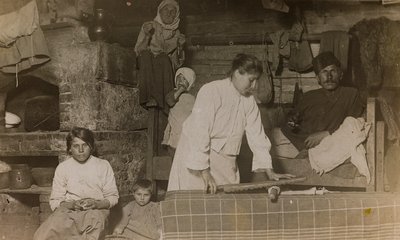 第一次世界大战：1914-1916年乌克兰在德军入侵期间。房屋内的家庭（黑白照片 作者 英雄公墓Dsessentniki（At ..至）