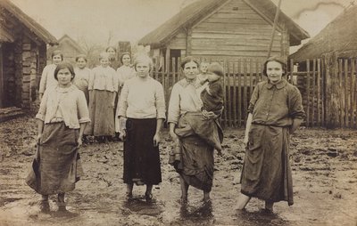 第一次世界大战："1914-1916年德军入侵期间的乌克兰。一群带着孩子的妇女的肖像（黑白照片）。 作者 英雄公墓Dsessentniki（At ..至）