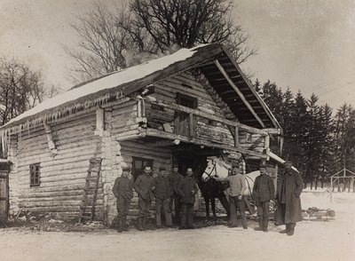 第一次世界大战：1914-1916 年德国军队入侵期间的“乌克兰”。 一所房子的军事前线（黑白照片） 作者 英雄公墓Dsessentniki（At ..至）