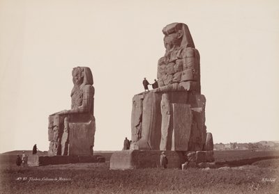 底比斯，孟农巨像（Thebes, Colosses de Memnon），1870 年代（照片） 作者 亨利·贝查德
