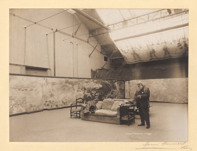 克劳德-莫奈（1840-1926）在吉维尼画室的画作《睡莲》前 作者 亨利·曼努埃尔（Henri Manuel）