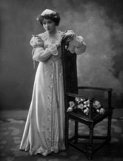 法国喜剧演员 Lilian Greuze 在戏剧“Les bouffons”中饰演 Solange de Mautpre，照片由 Henri Manuel 拍摄，法国报纸《Le Theatre》1907 年 3 月 作者 亨利·曼努埃尔（Henri Manuel）
