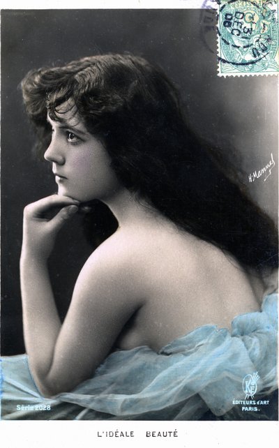 美丽理想：长发的年轻女子（可能是游乐厅的舞者维雷娜），1905 年明信片（照片） 作者 亨利·曼努埃尔（Henri Manuel）